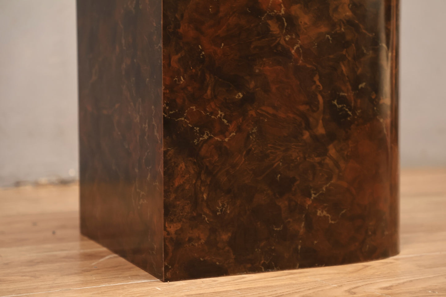 Lacquer Curved Corner Pedestal