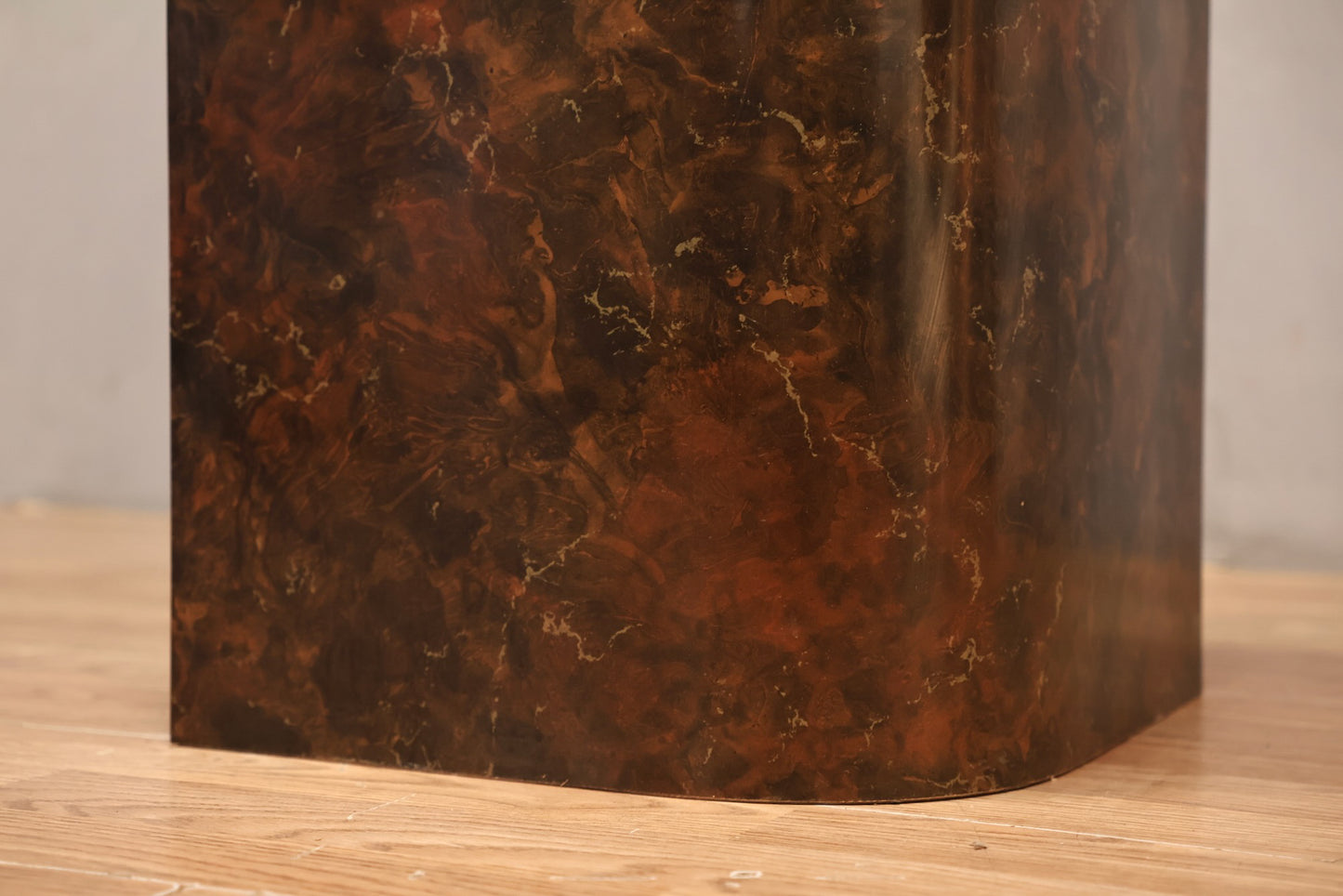 Lacquer Curved Corner Pedestal