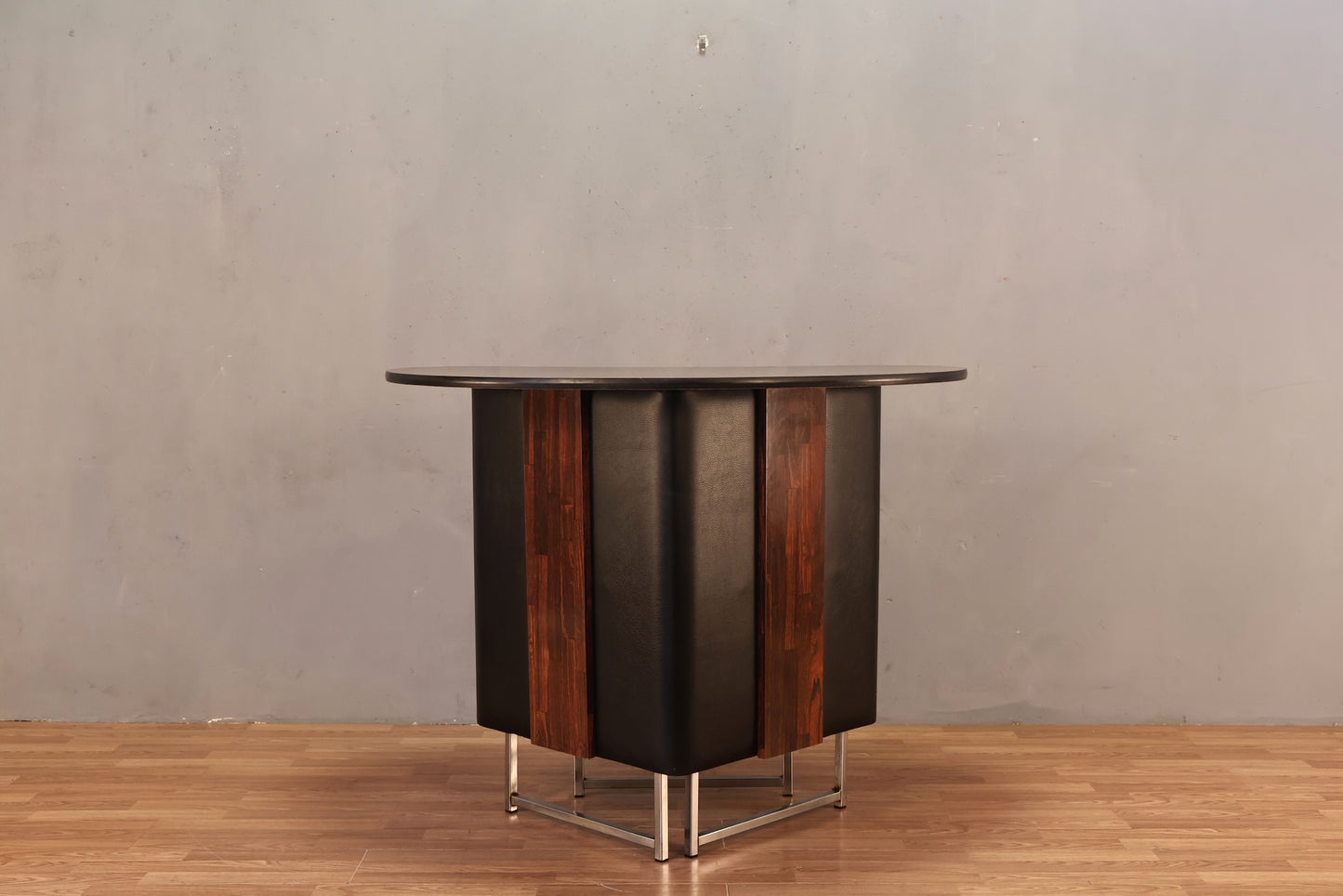 Atomic Woodgrain Laminate & Vinyl Bar