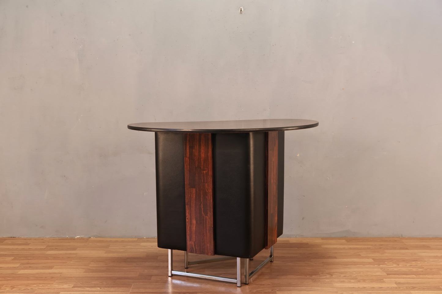 Atomic Woodgrain Laminate & Vinyl Bar