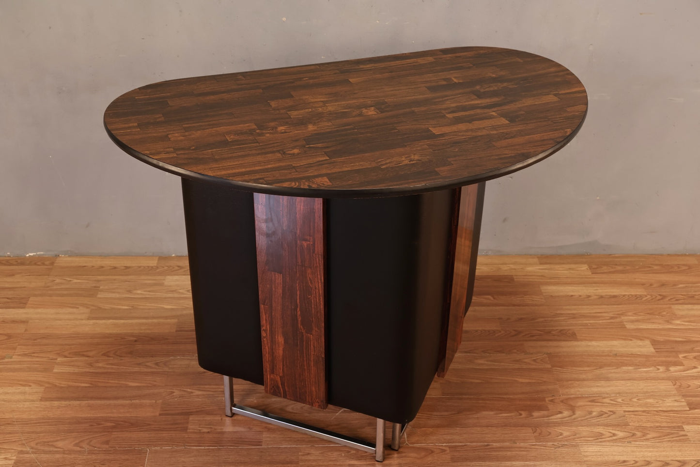 Atomic Woodgrain Laminate & Vinyl Bar