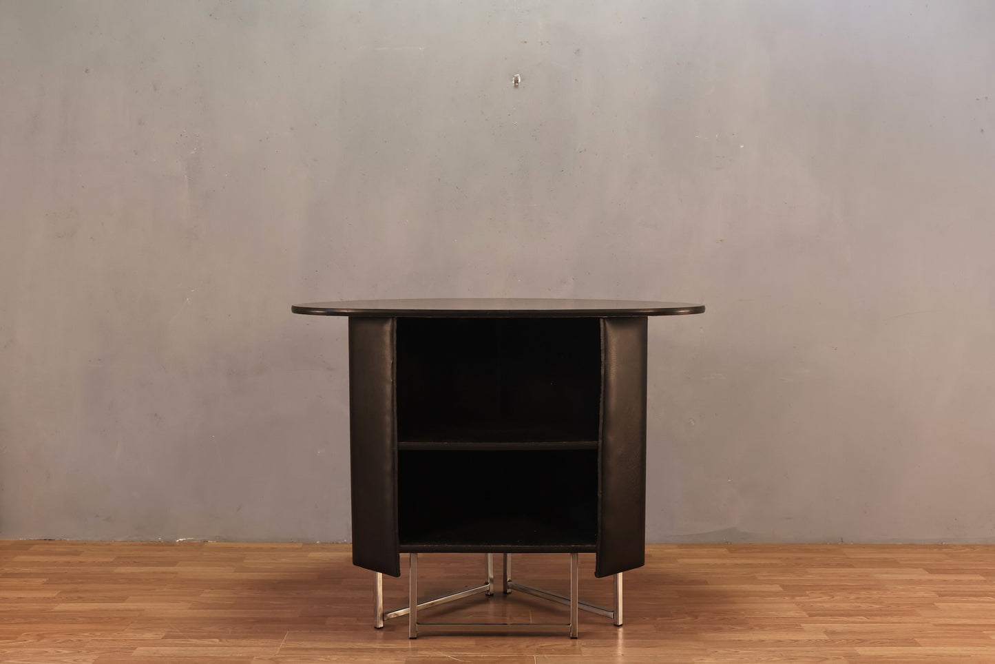 Atomic Woodgrain Laminate & Vinyl Bar