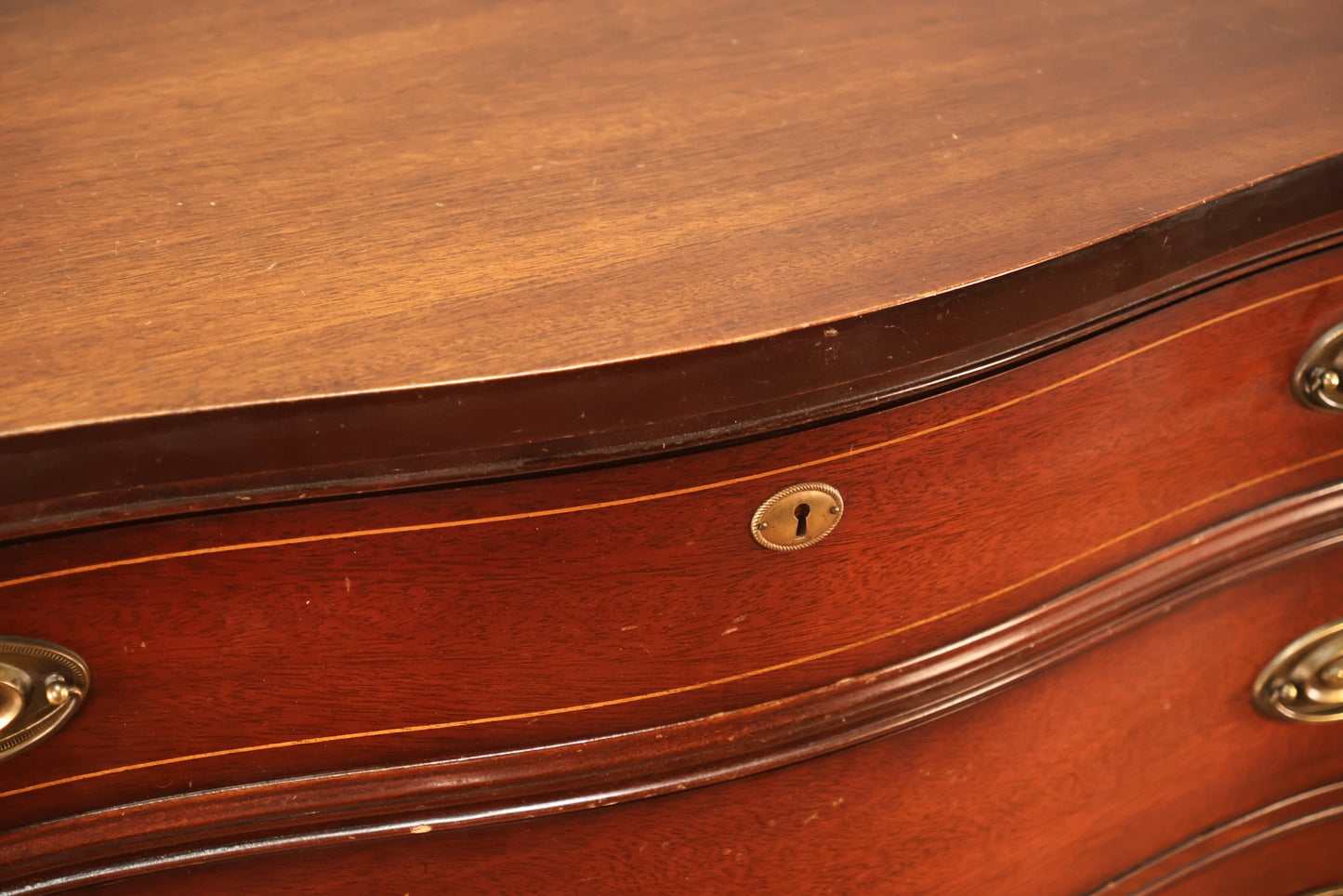 Bassett Serpentine 4-Drawer Dresser