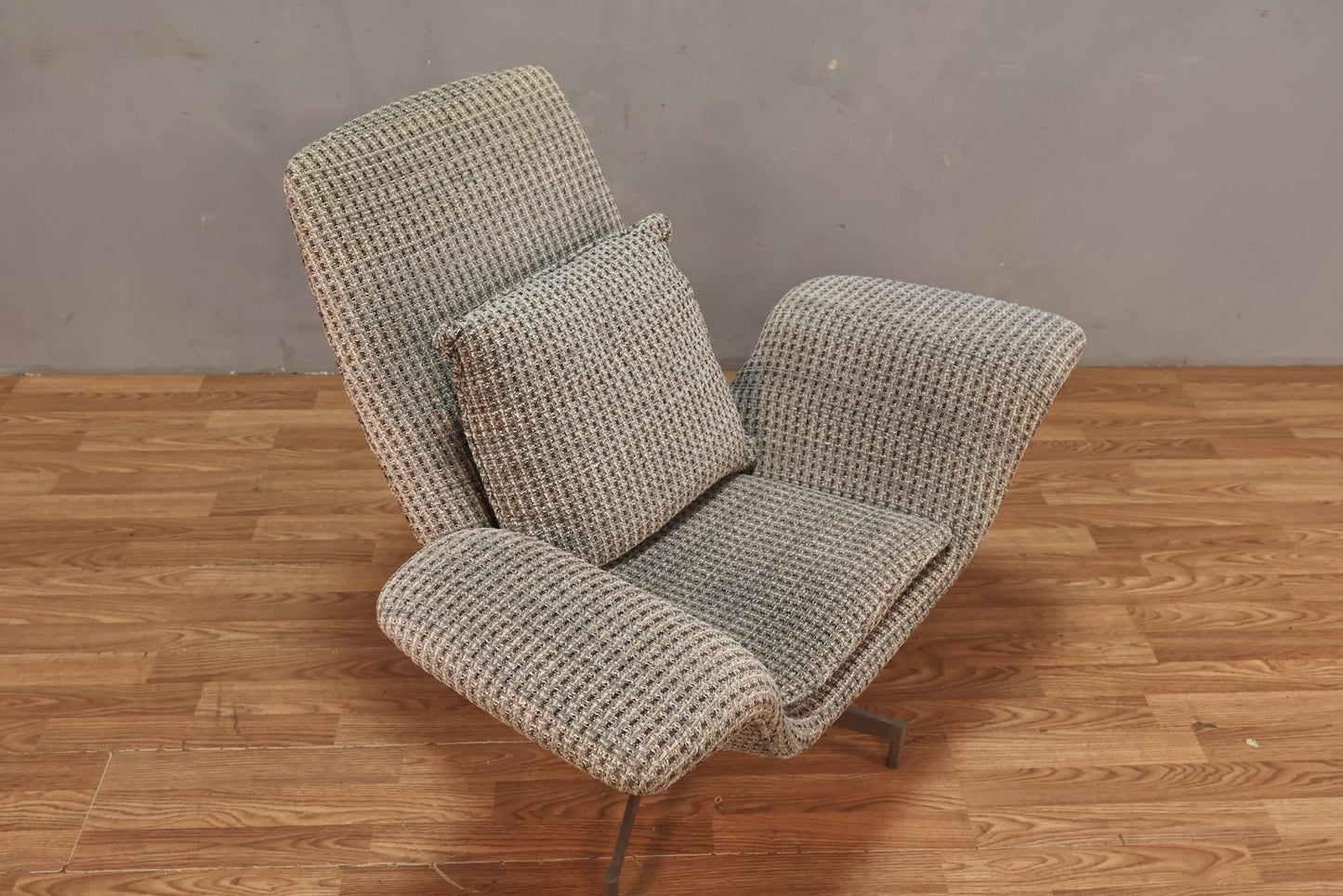 HBF "Dialogue" Gray Wing Lounge Chair - ONLINE ONLY