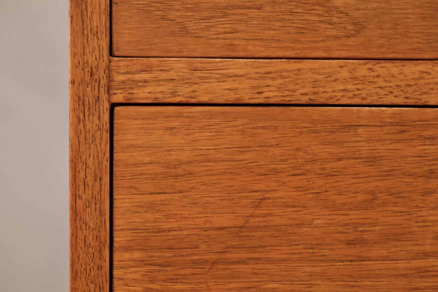 Mid Century Slim 4-Drawer Commode