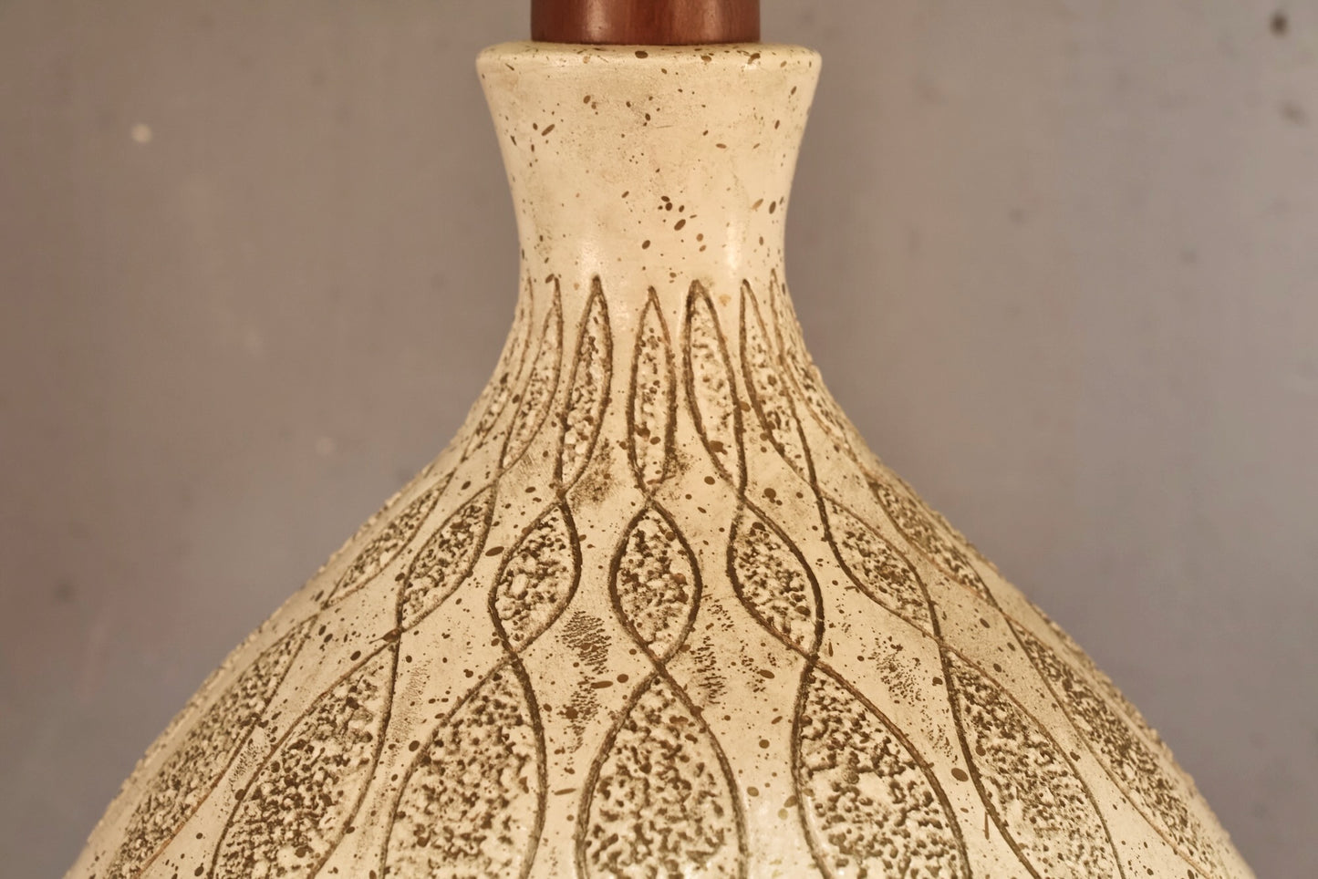 Cream & Gold Chalkware Table Lamp