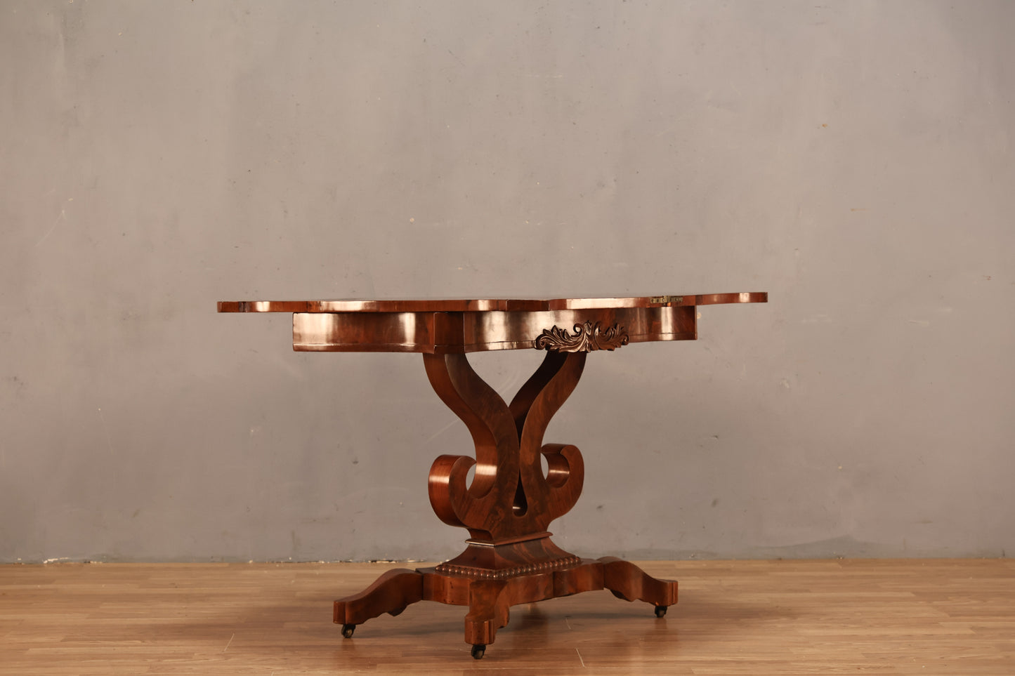 Empire-Style Expanding Table