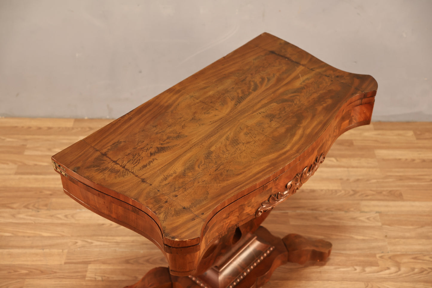 Empire-Style Expanding Table
