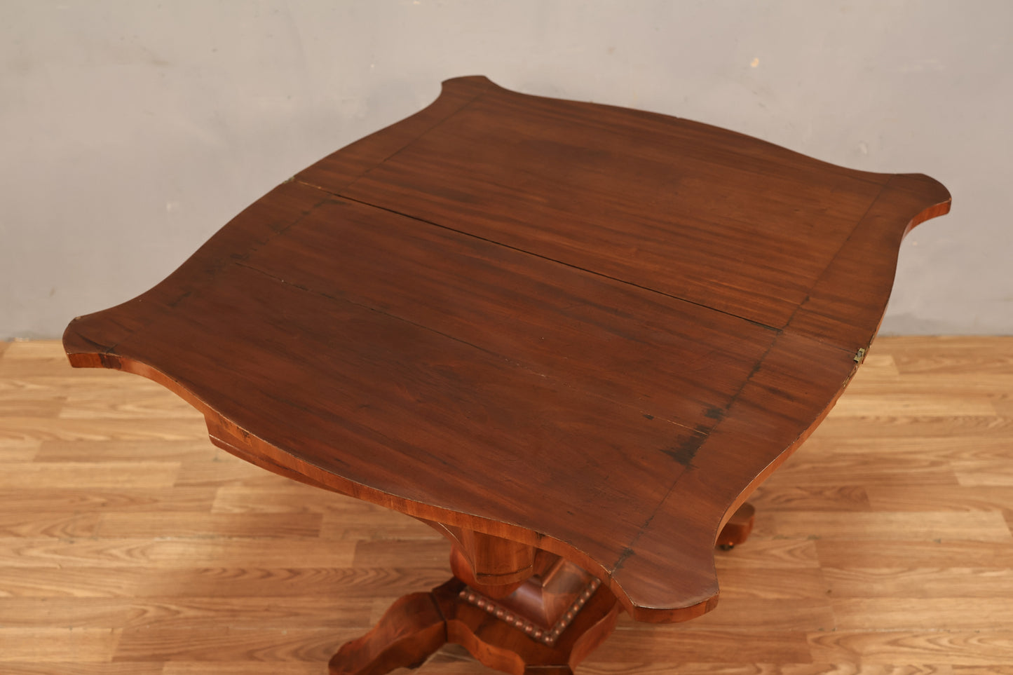 Empire-Style Expanding Table