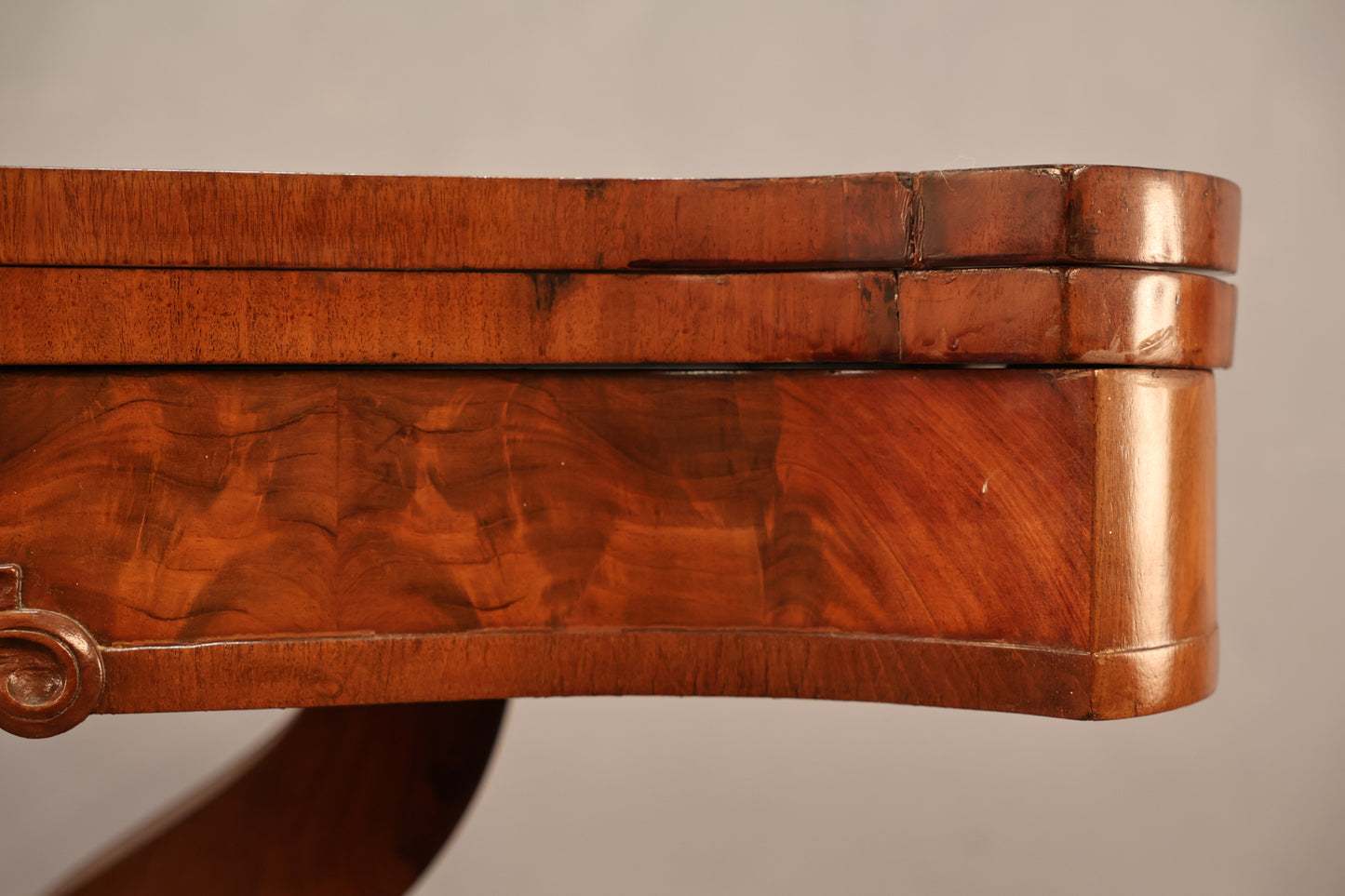 Empire-Style Expanding Table