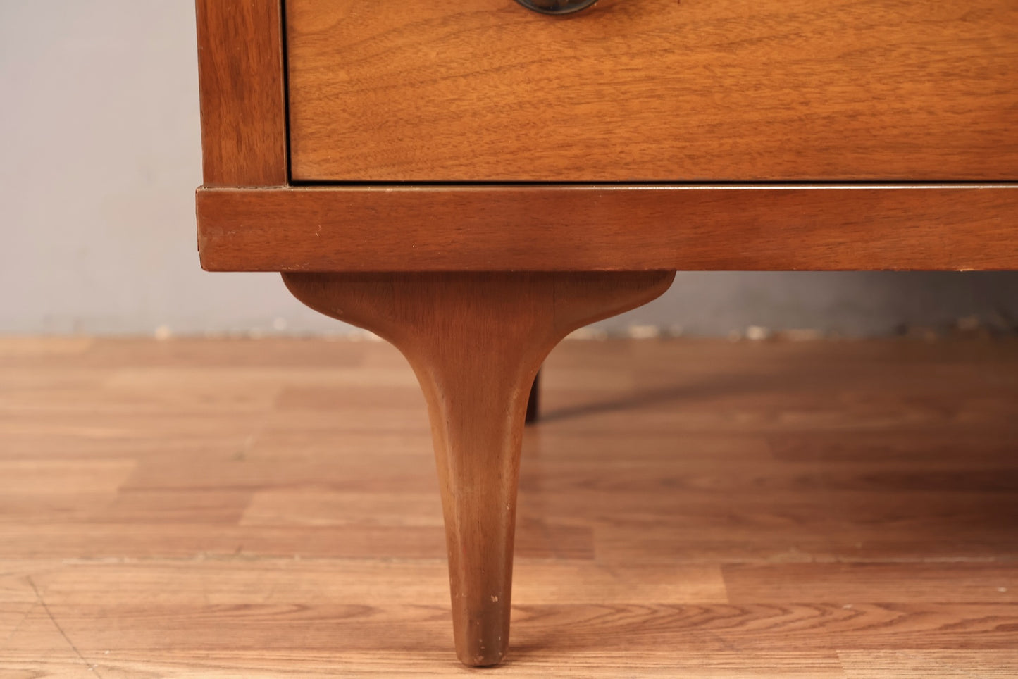 Mid Century Sculpted 5-Drawer Bachelor's Chest