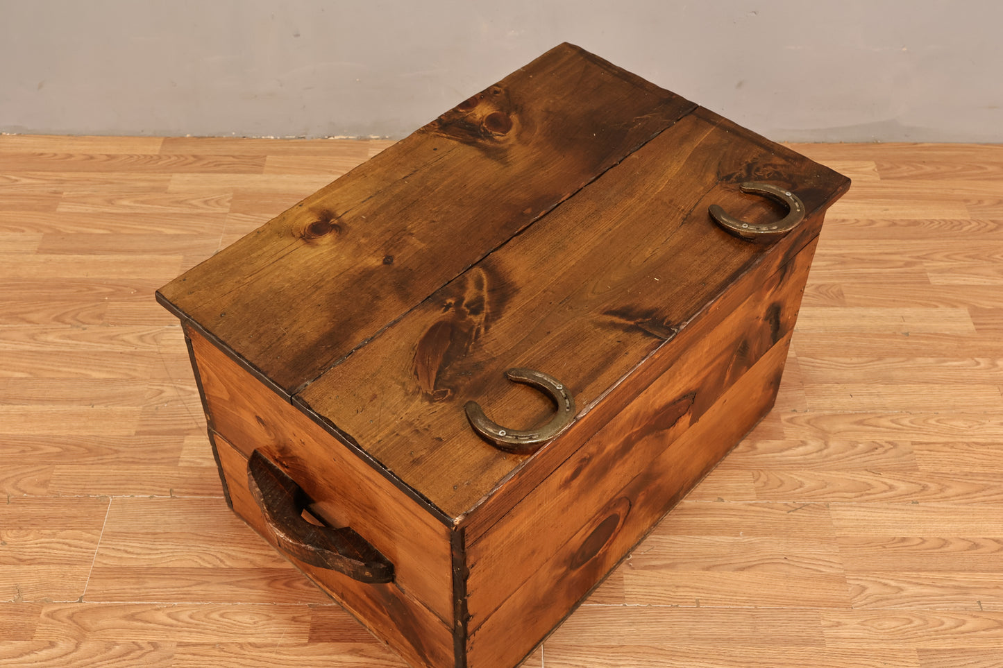 Country Pine Horseshoe Crate - ONLINE ONLY