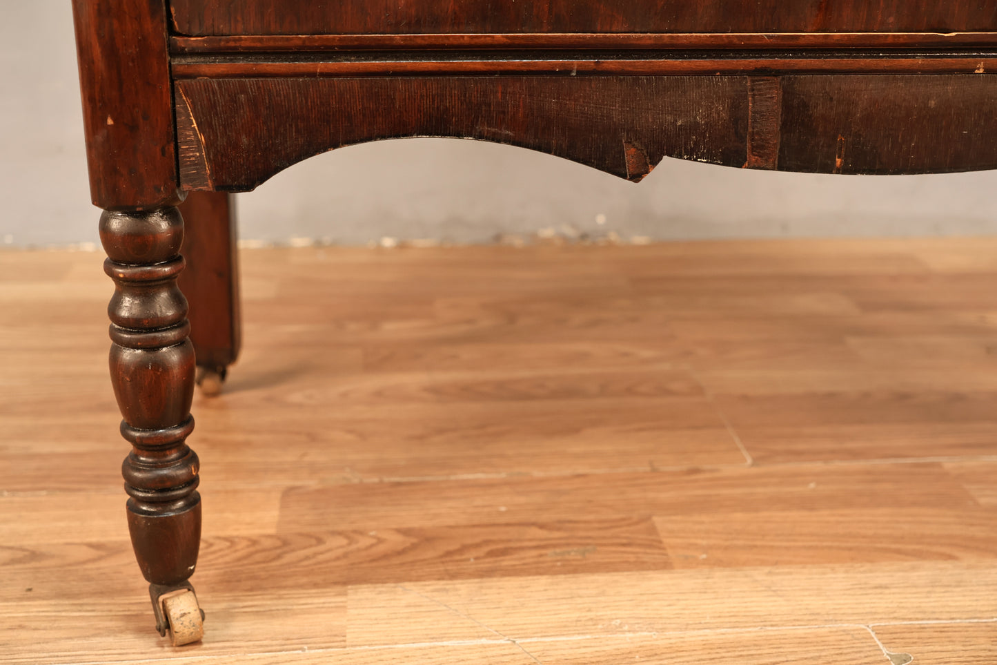 Antique Dark 3-Drawer Vanity Dresser