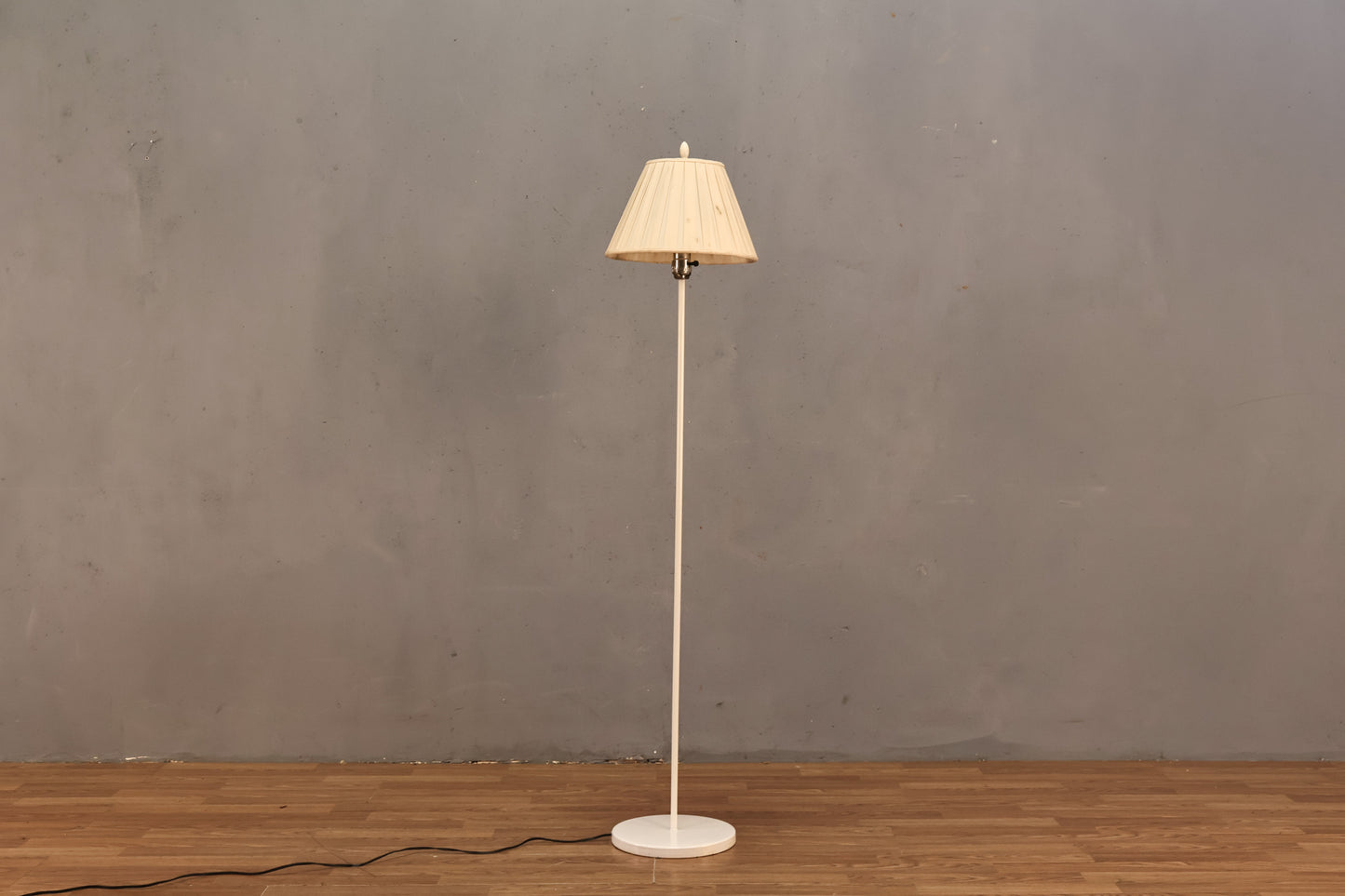 Simple White Metal Floor Lamp