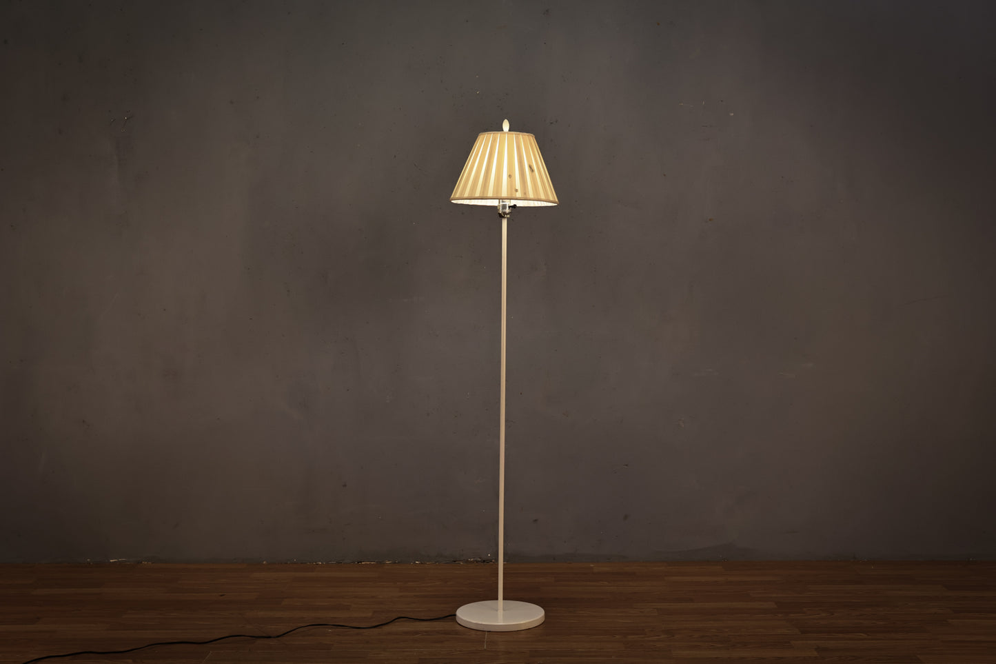 Simple White Metal Floor Lamp