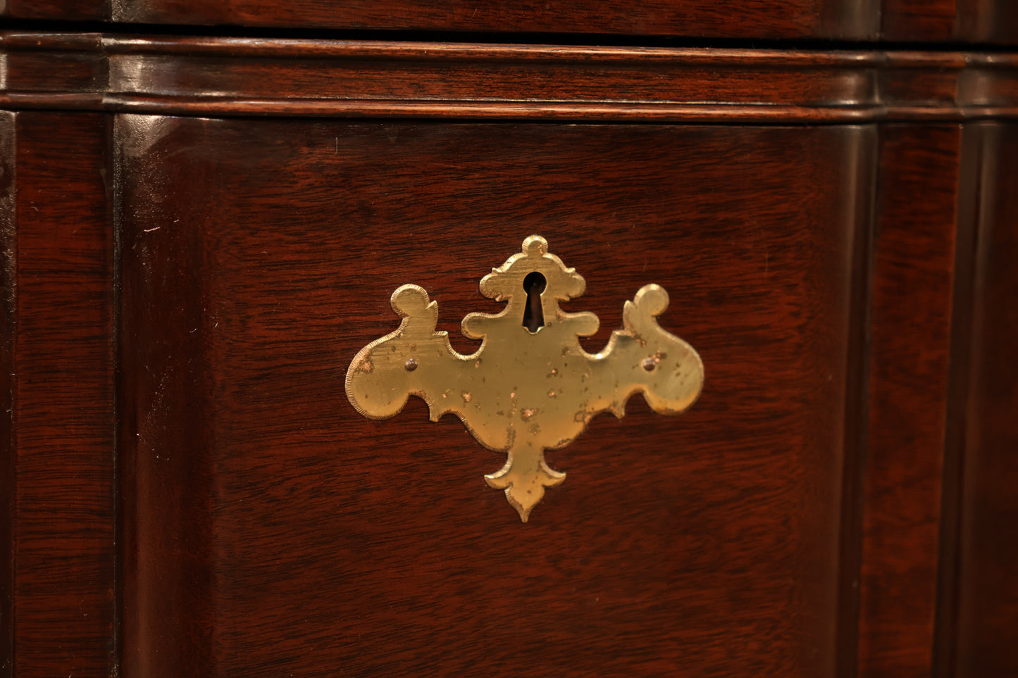 Georgian-Style Scalloped 9-Drawer Dresser - ONLINE ONLY