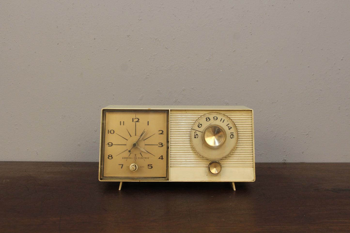 Prop 1960s General Electric Tube Clock Radio