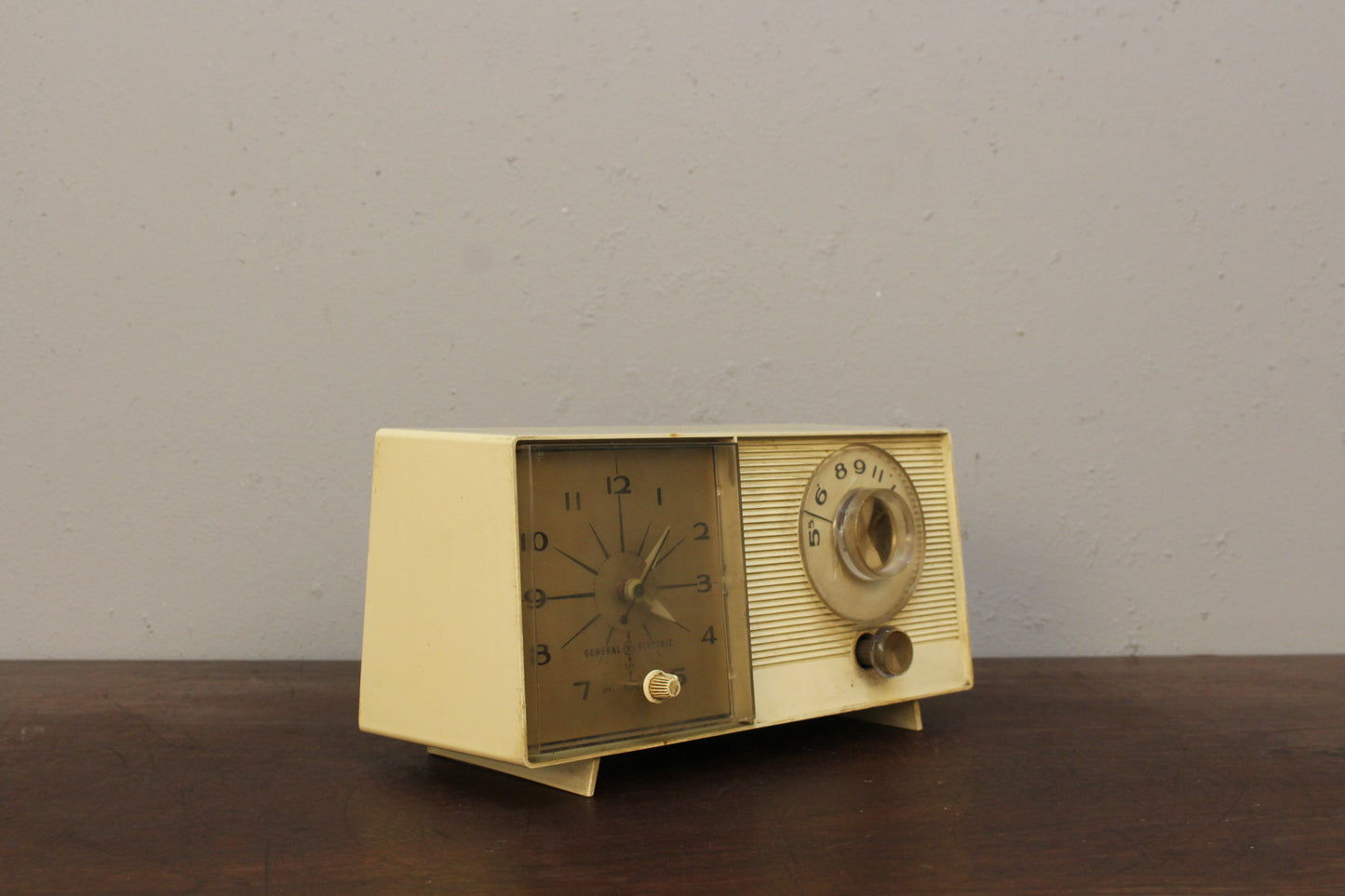 Prop 1960s General Electric Tube Clock Radio