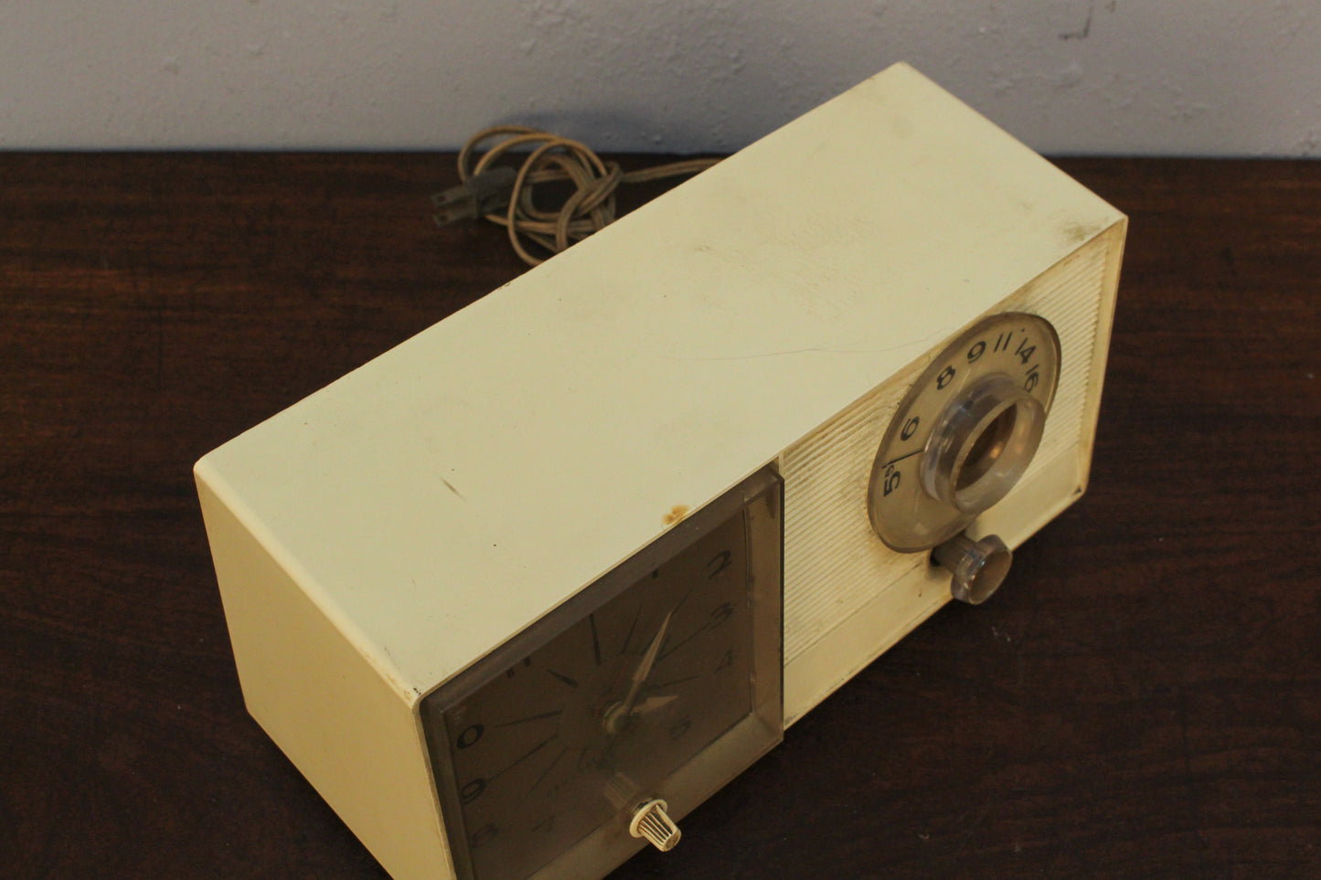 Prop 1960s General Electric Tube Clock Radio