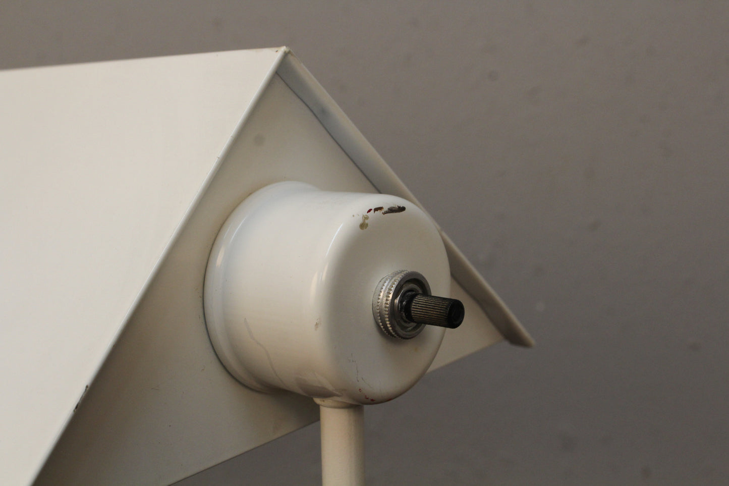 Mod White Metal Task Lamp