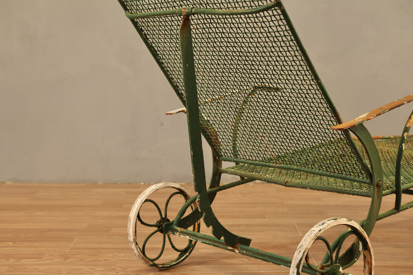 Russell Woodard "Sculptura" Iron Chaise Lounge - ONLINE ONLY