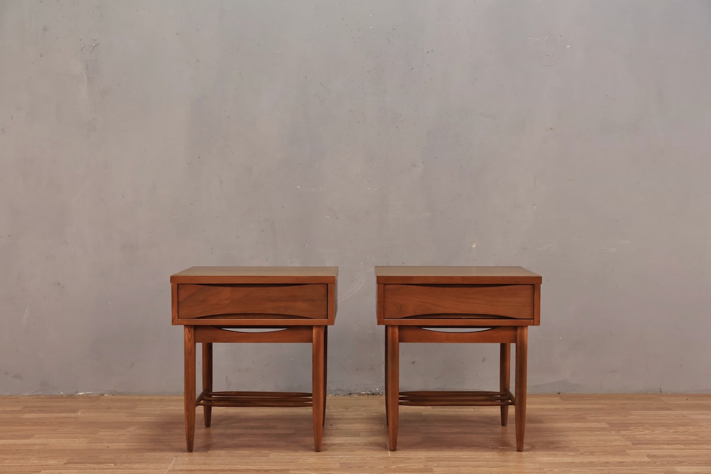 Mid Century Sculptural 1-Drawer Nightstand