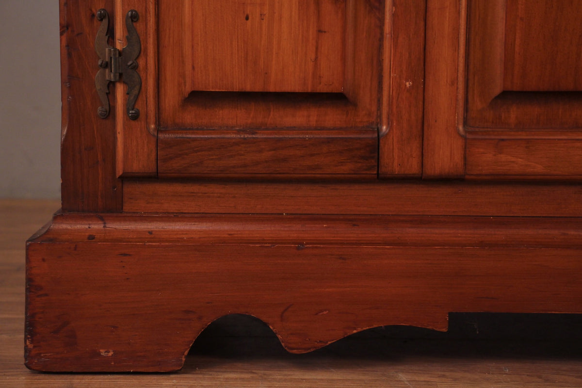 Large Colonial-Style Pine 8-Drawer Hutch