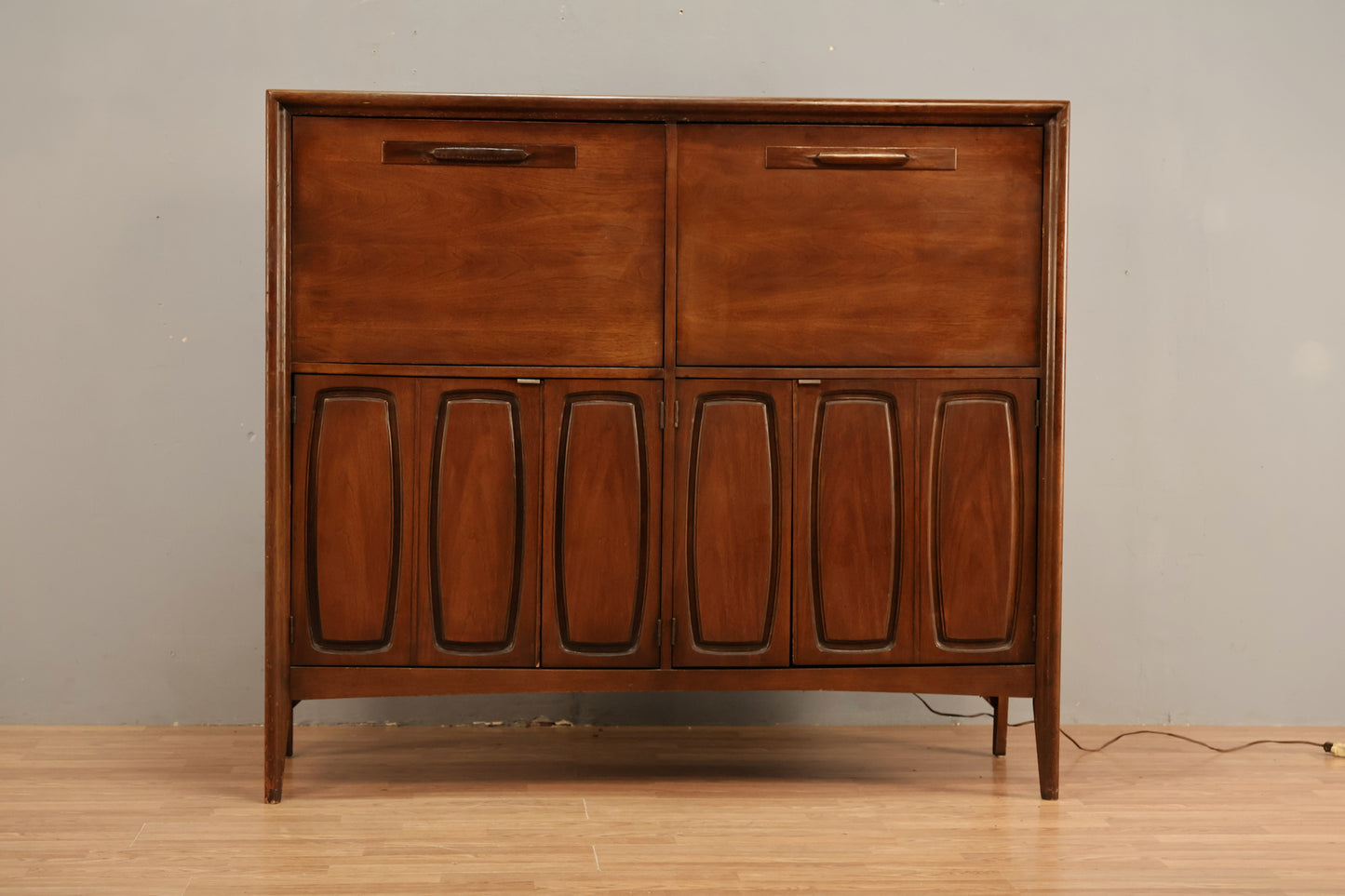 Broyhill Emphasis Deluxe Bar Cabinet