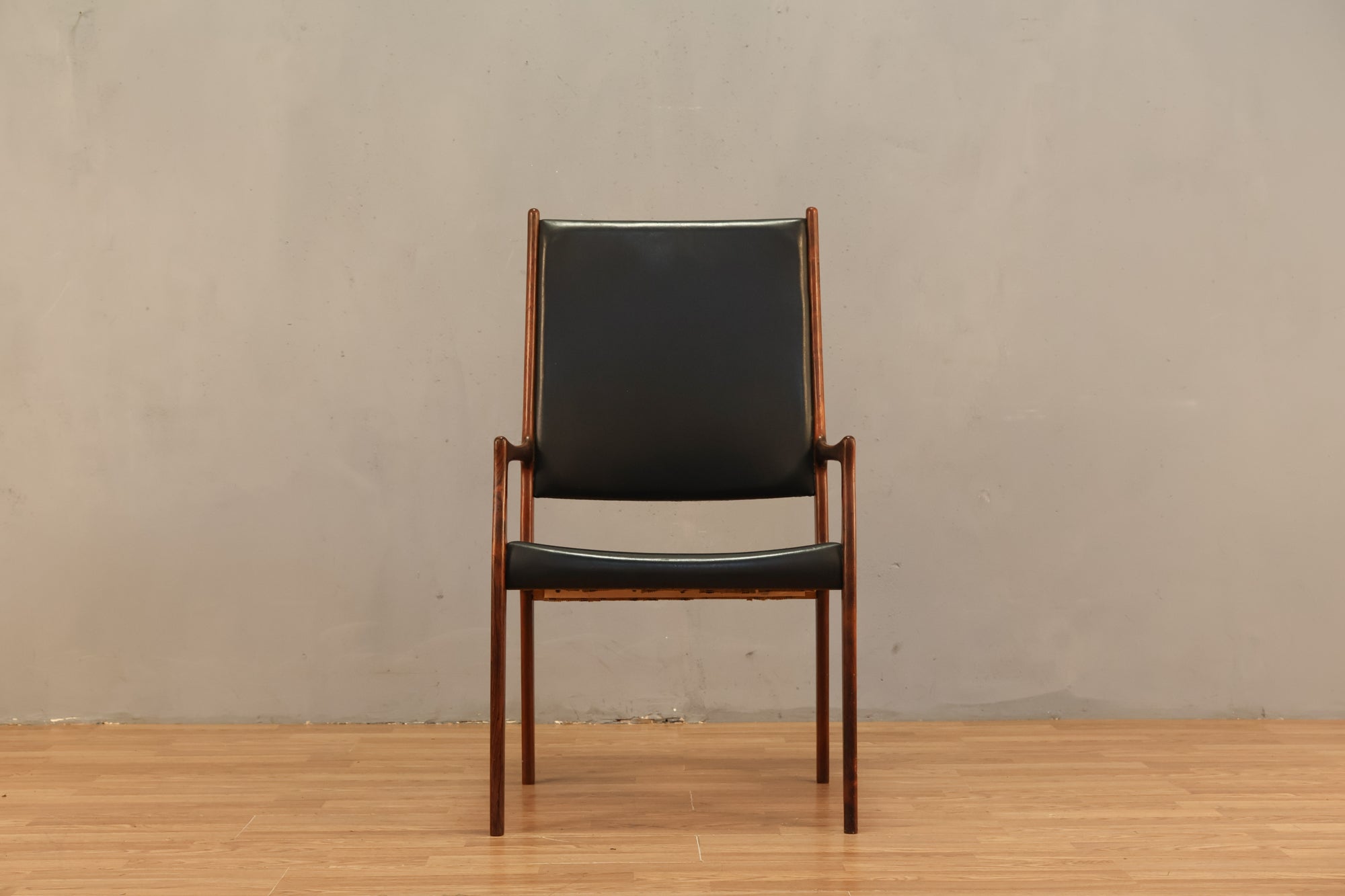 Johannes Andersen Rosewood & Black Leather Armchair – Furnish Green