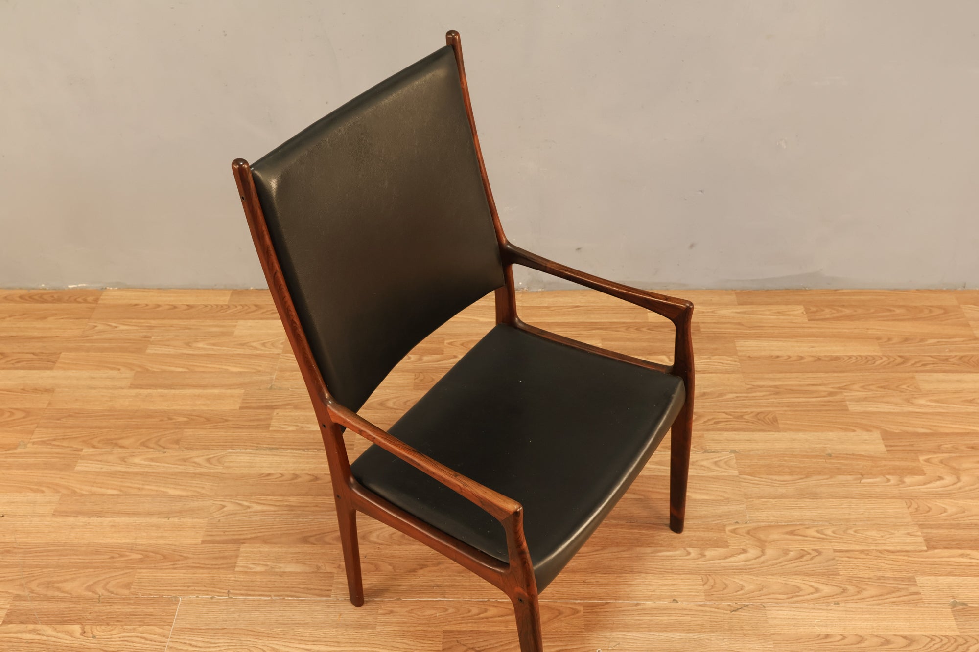 Johannes Andersen Rosewood & Black Leather Armchair – Furnish Green