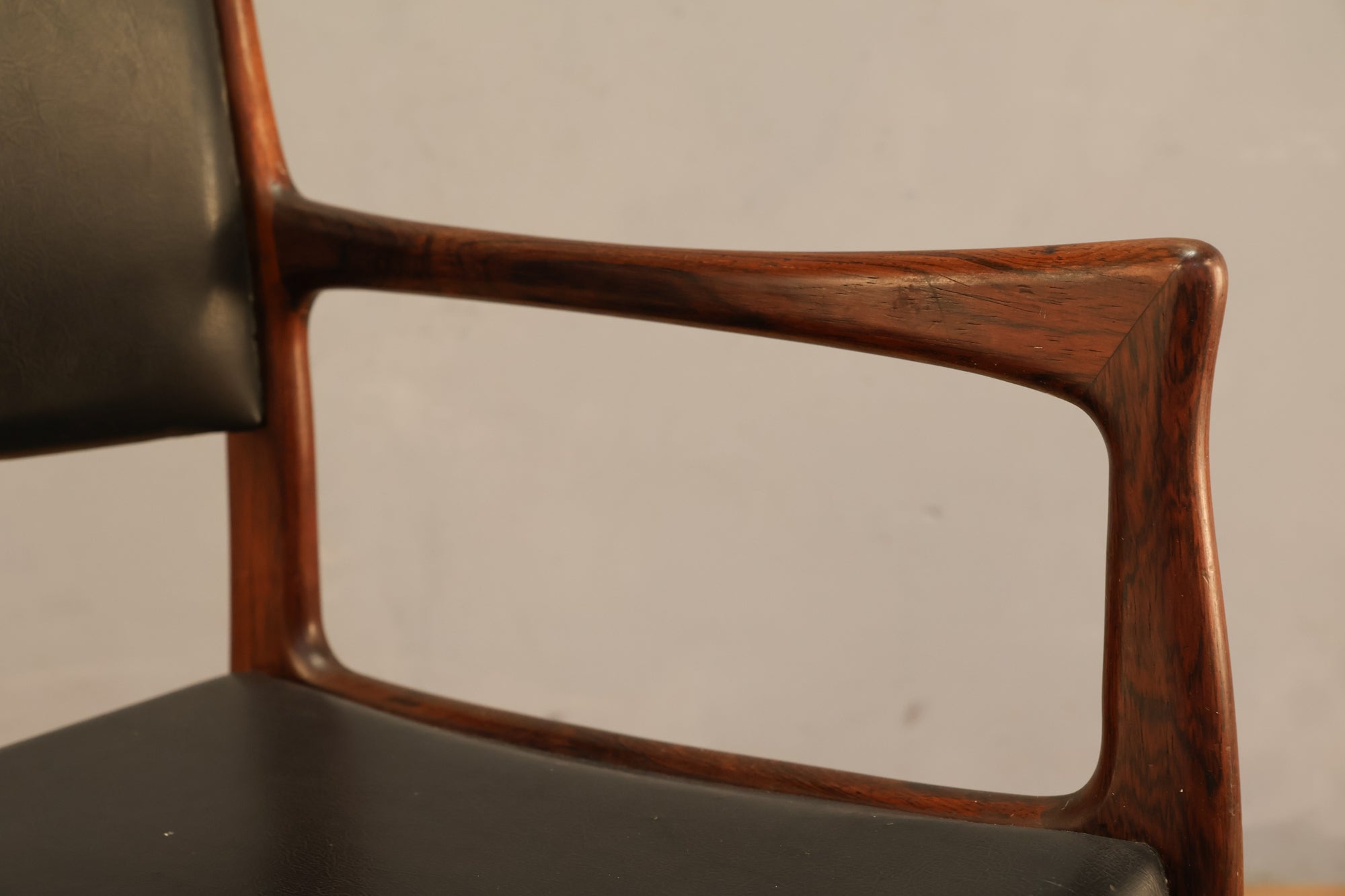 Johannes Andersen Rosewood & Black Leather Armchair – Furnish Green