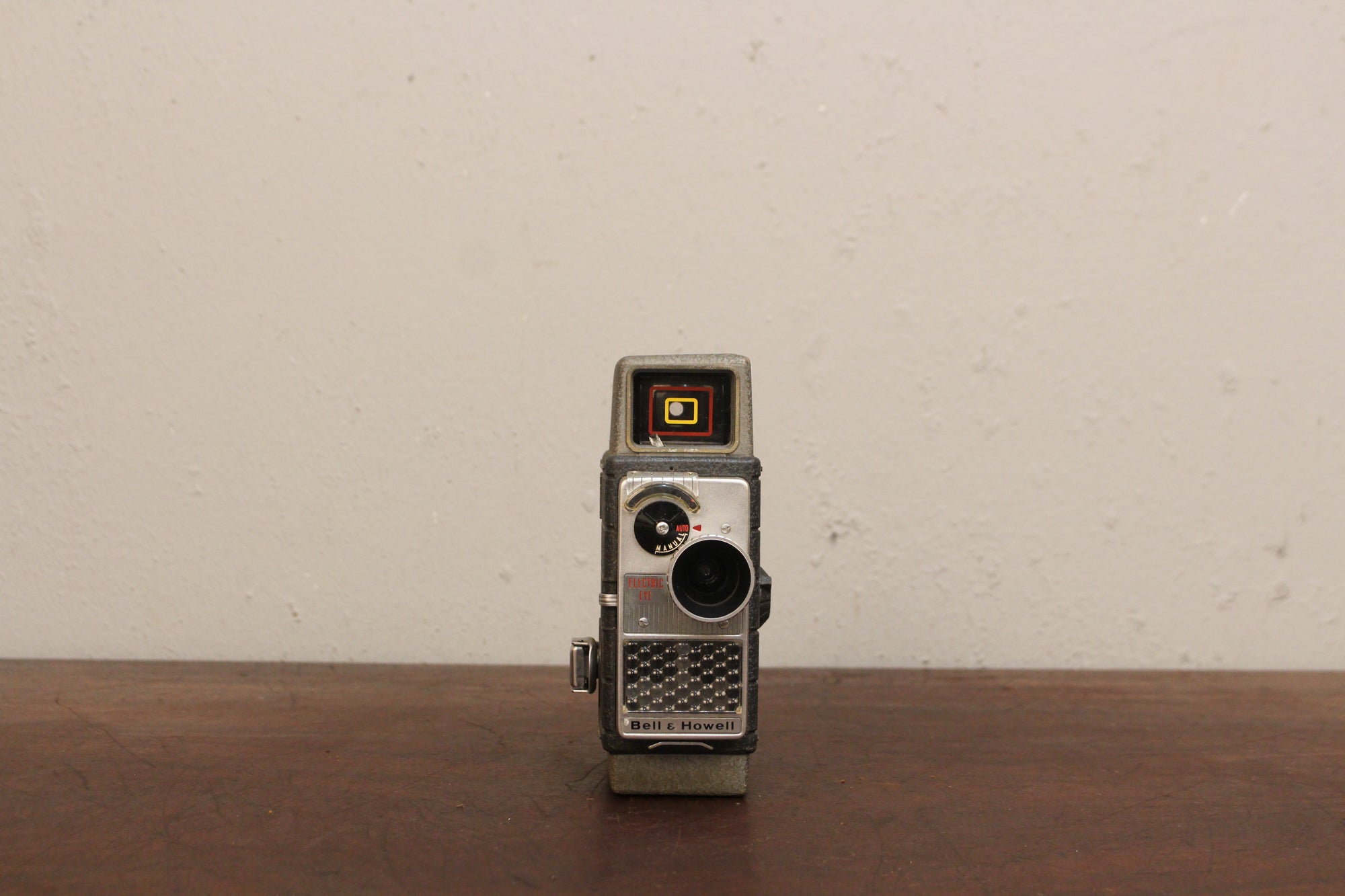 Bell & Howell ELECTRIC EYEフィルムカメラ Bell & Howell Electric Eye 8mm Camera with Case – Furnish Green