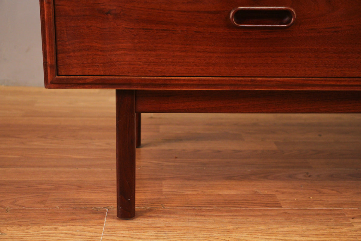 Jack Cartwright for Founders 6-Drawer Bachelor's Chest