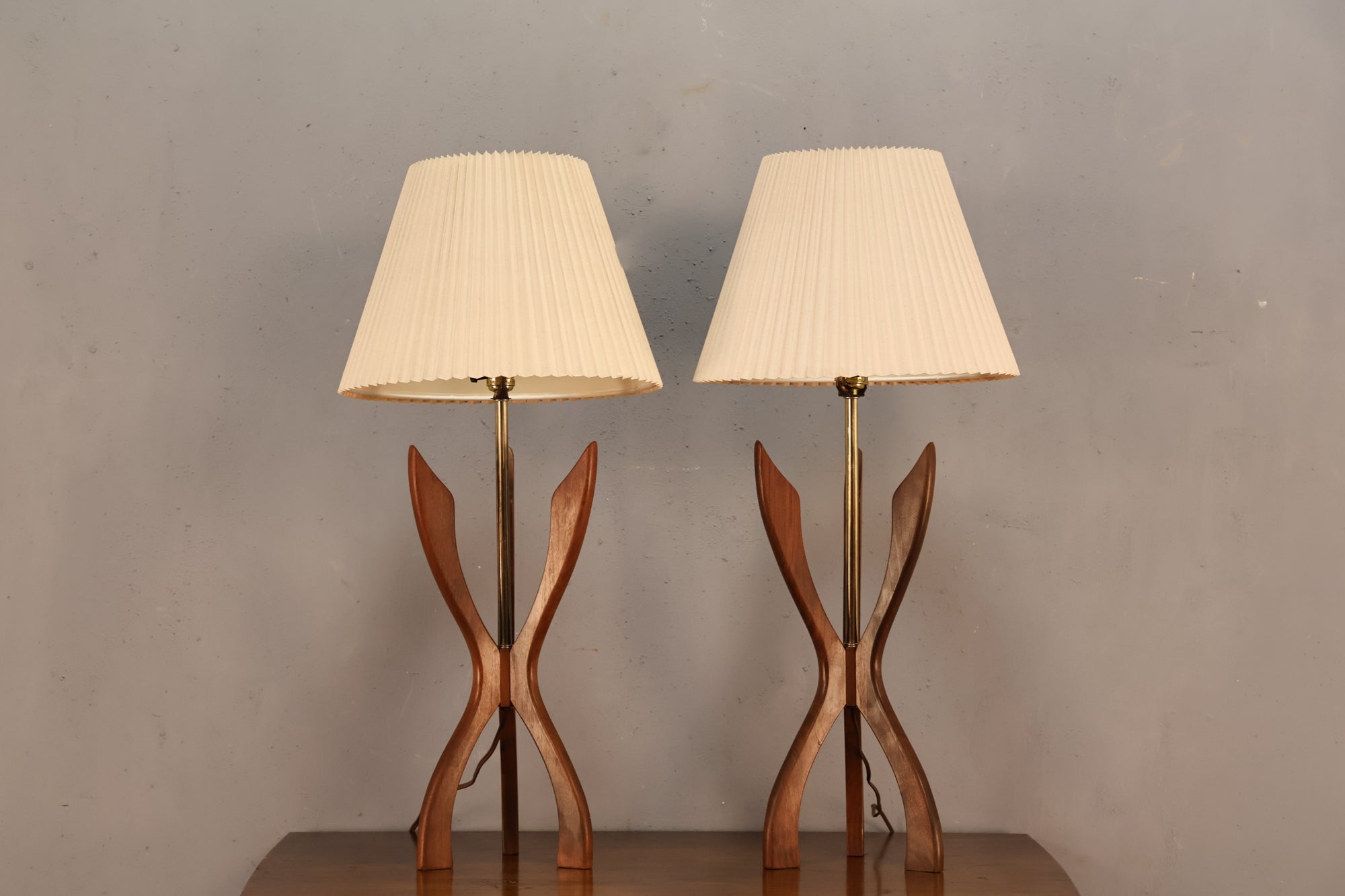 Mid Century Walnut Hourglass Table Lamp – Furnish Green