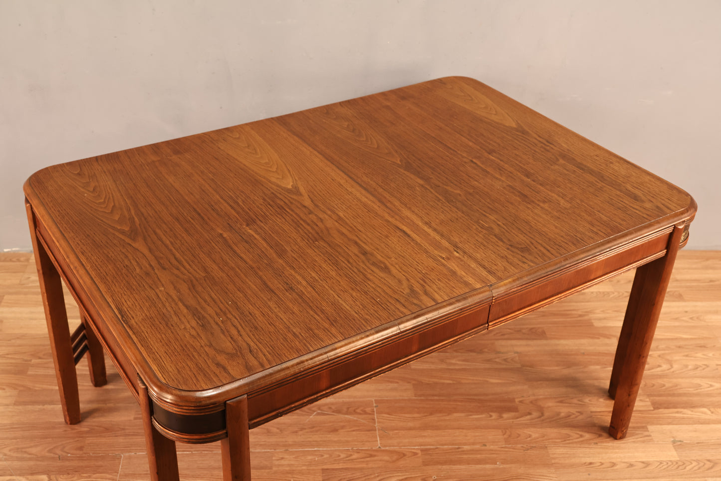 Castle Deco Walnut Dining Table with 2 Leaves