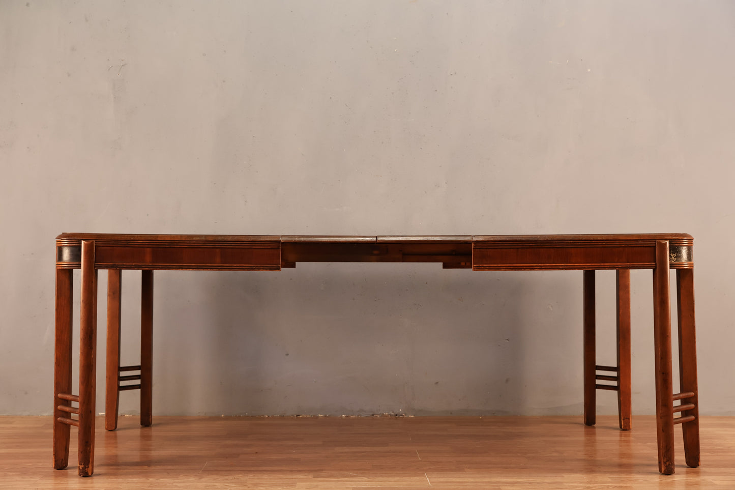 Castle Deco Walnut Dining Table with 2 Leaves