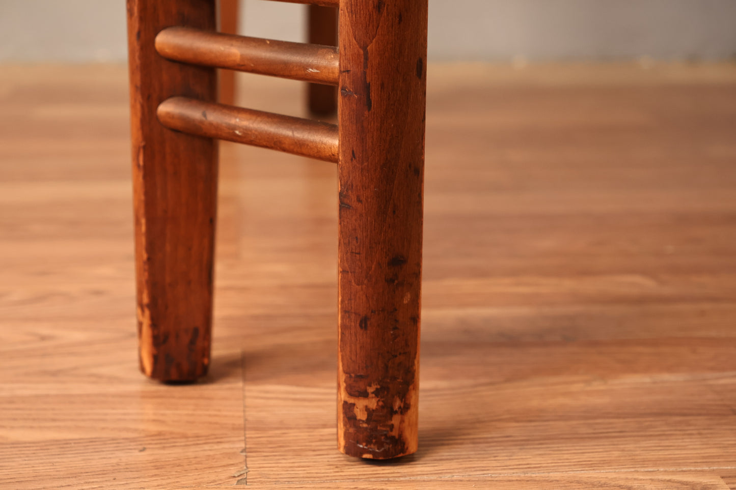Castle Deco Walnut Dining Table with 2 Leaves