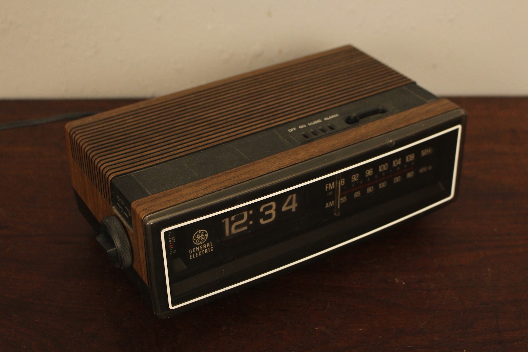 1970s GE Rolling Flip Clock Radio – Furnish Green
