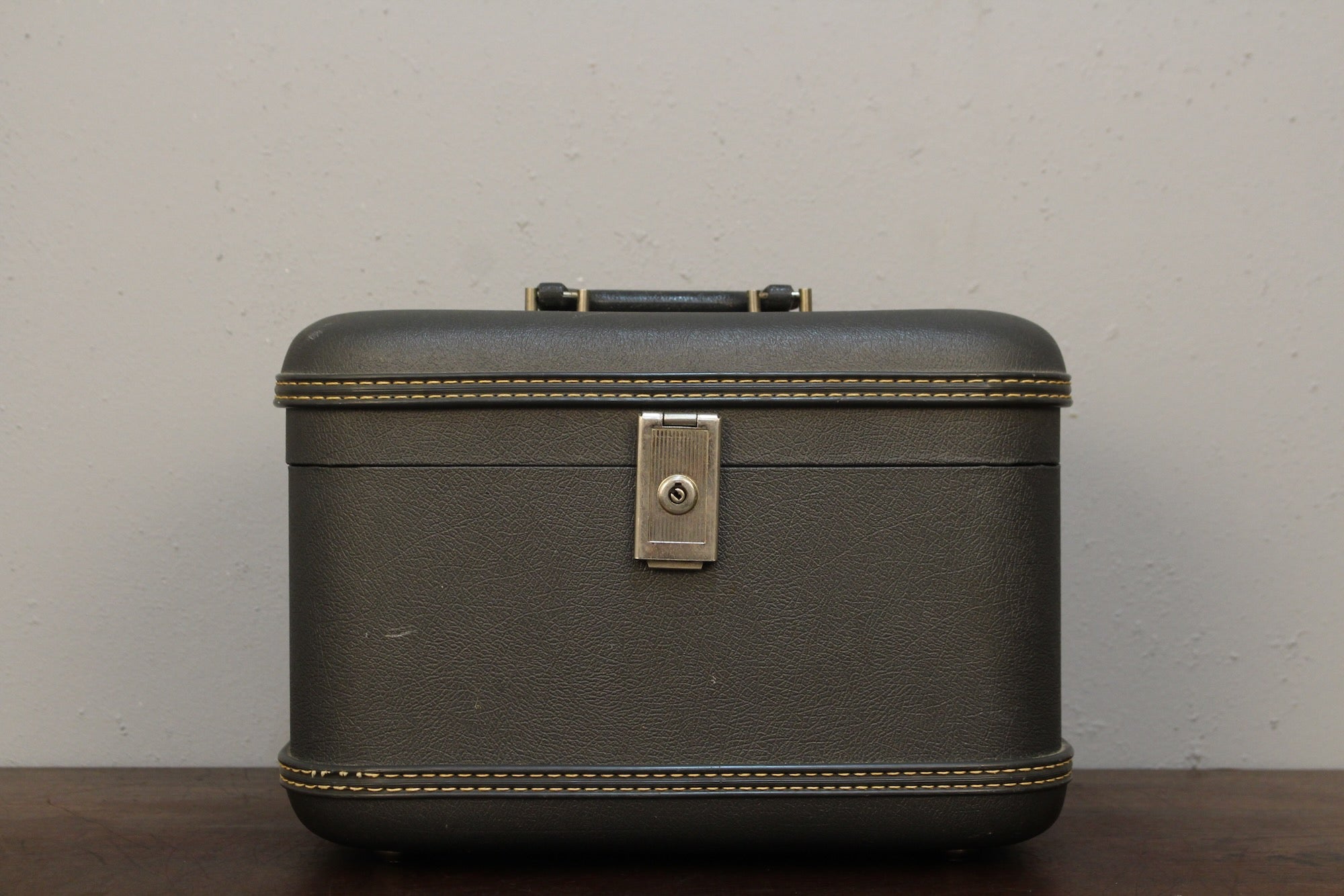 Mid Century Slate Train Case – Furnish Green