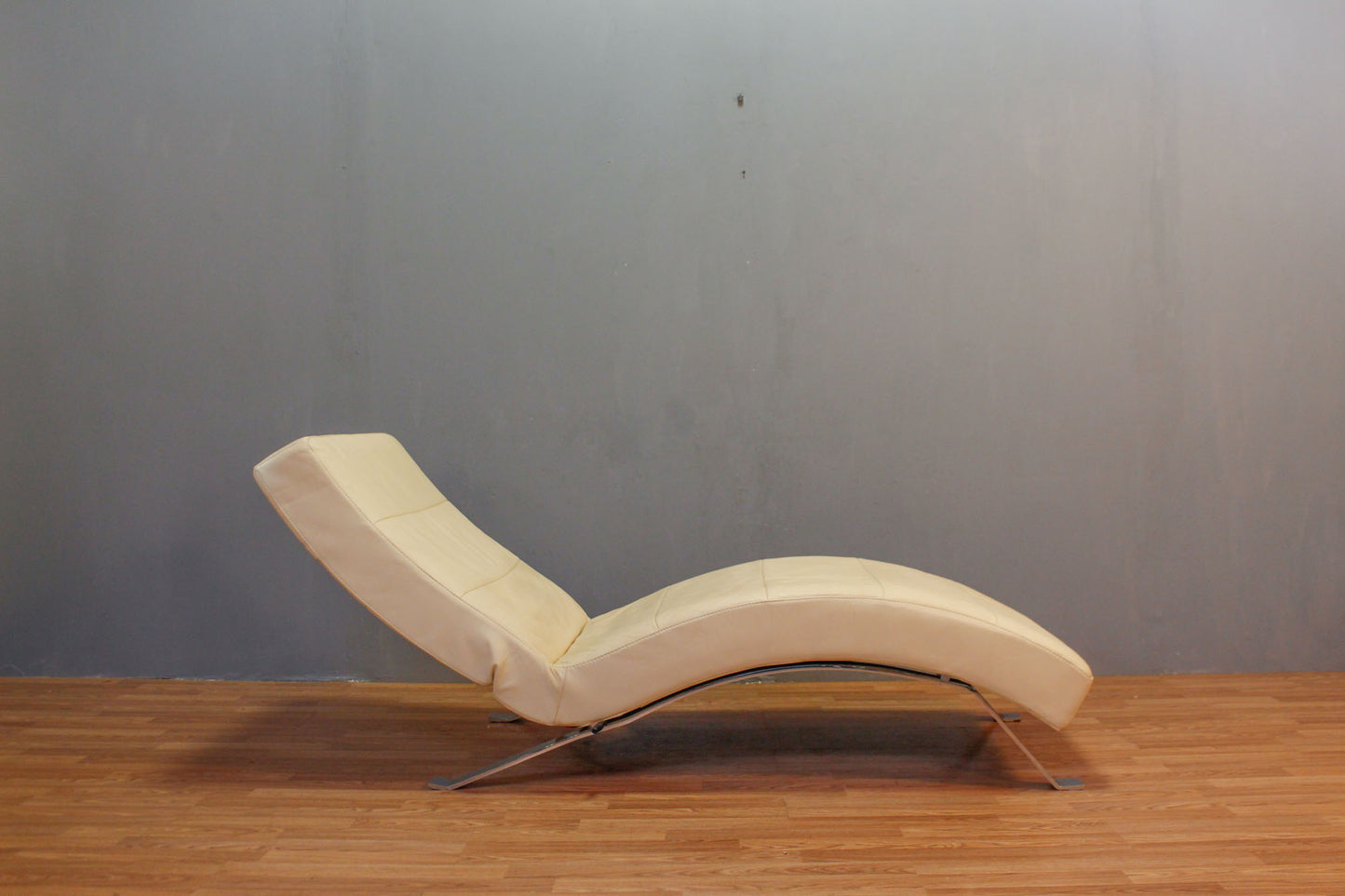 Contemporary Cream Leather Chaise Lounge - ONLINE ONLY