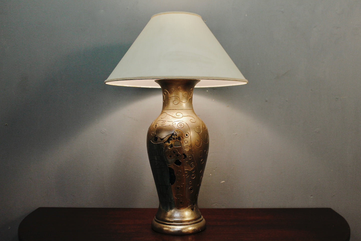 Carved Golden Vase Table Lamp