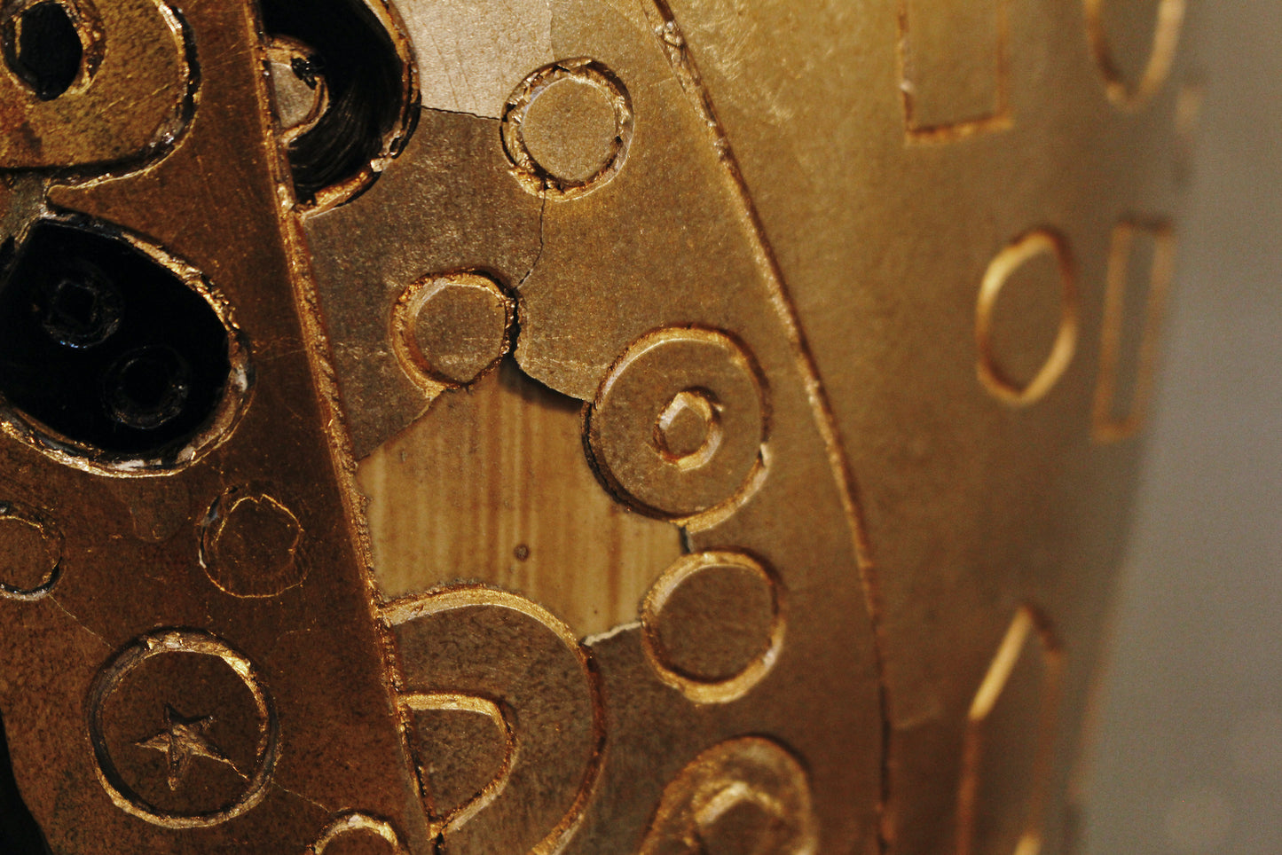 Carved Golden Vase Table Lamp