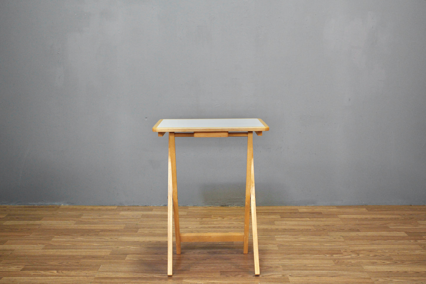 Set Of 4 Blonde & White Tray Tables With Stand