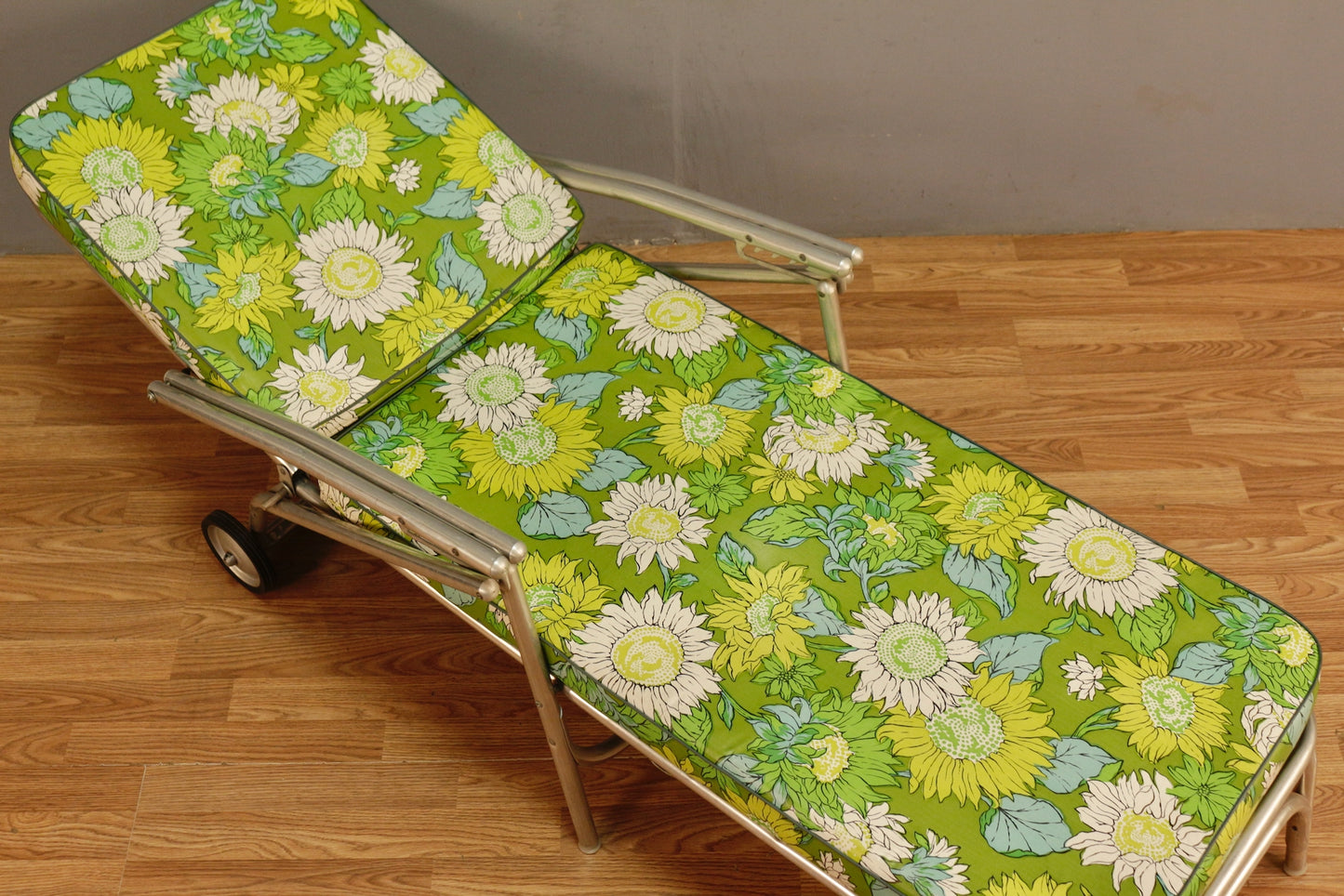 Retro Aluminum & Floral Vinyl Folding Lounge Chair