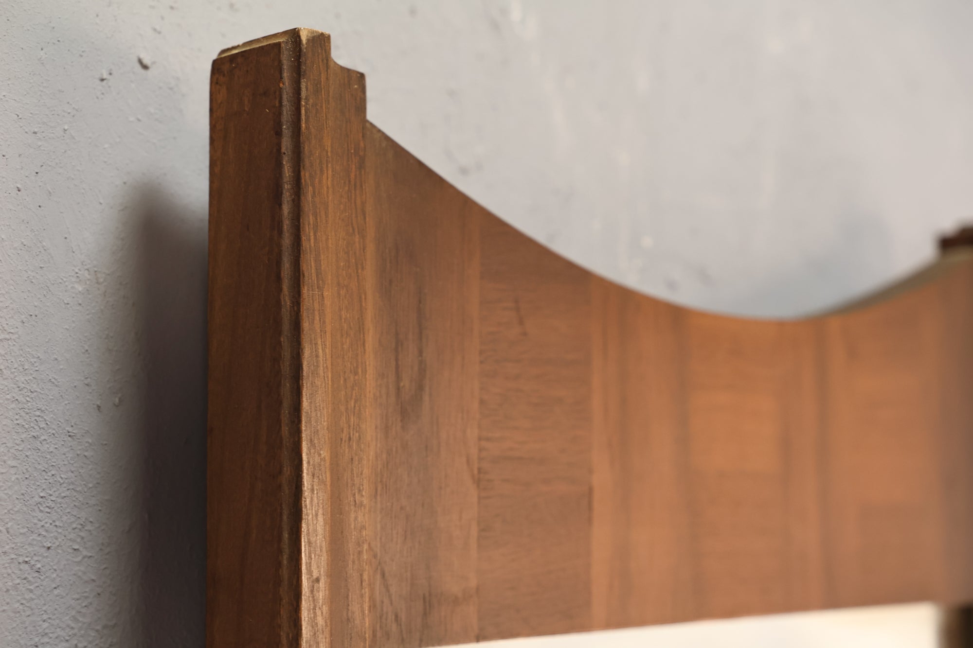 journalstandardFurniture OLD ELMMIRROR 鏡 Slim Arched Walnut Mirror – Furnish Green