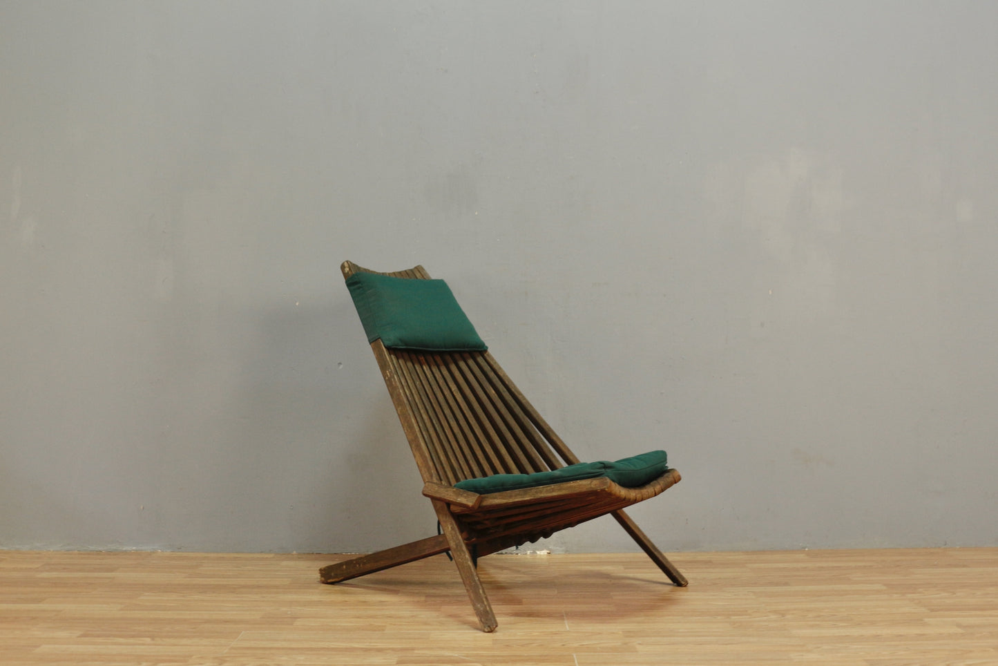 Slatted Wooden Evergreen Folding Lounge Chair