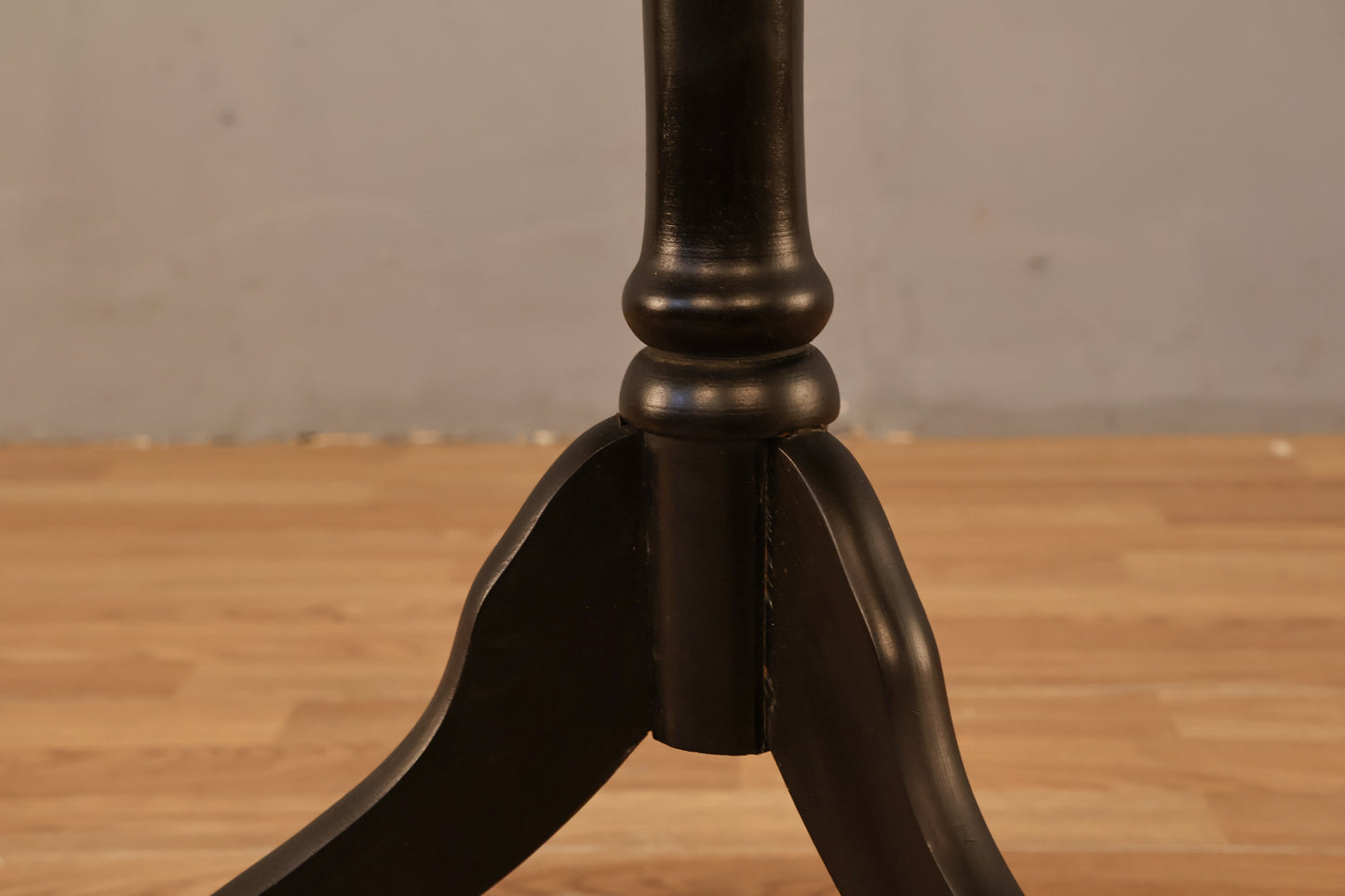 Victorian Floral Tilt-Top End Table