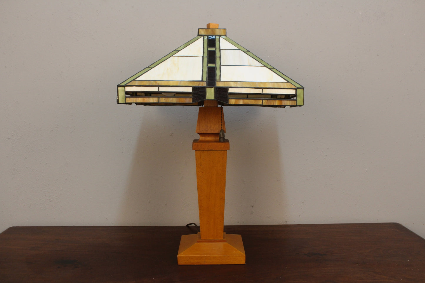 Arts & Crafts-Style Stained Glass Table Lamp