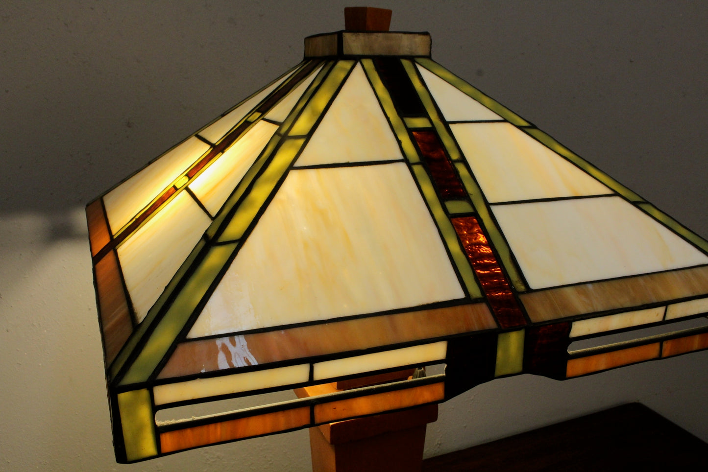Arts & Crafts-Style Stained Glass Table Lamp