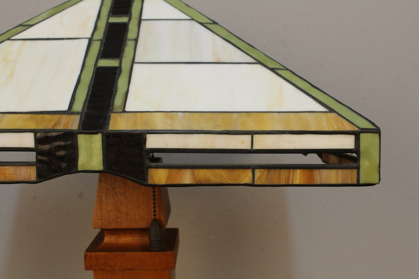 Arts & Crafts-Style Stained Glass Table Lamp